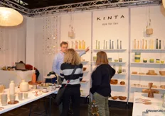 Frans Noordhuis van Kinta druk in gesprek met bezoekers. Het merk presenteerde diverse nieuwe producten en combineren de kennis van de westerse markt met de kennis van producenten van lokale technieken, materialen en mogelijkheden.